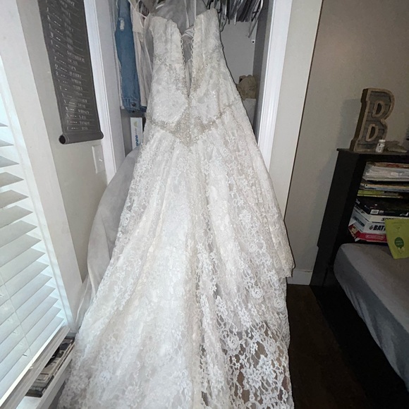 Beaded lace wedding dress - Picture 5 of 10